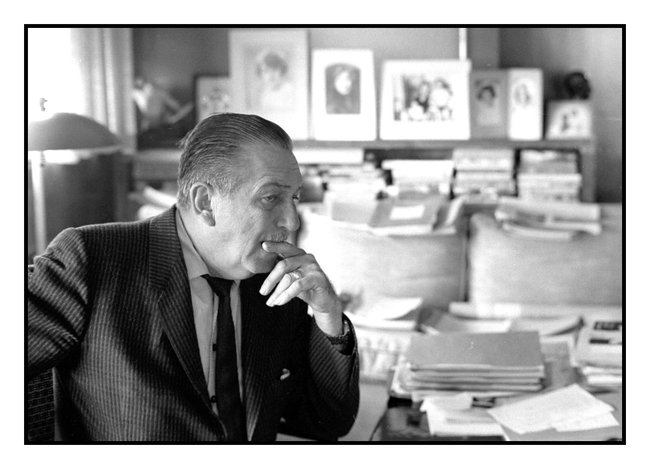 Walt Disney Schreibtisch nachdenklich Walt Disney Schreibtisch nachdenklich