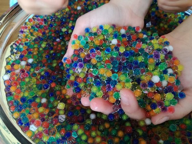 Wasserperlen für Kinder: Kinderhände und Perlen Wasserperlen für Kinder: Kinderhände und Perlen