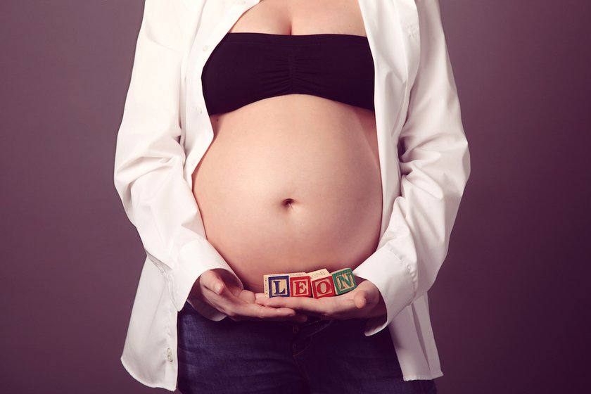 Babybauch mit Buchstaben