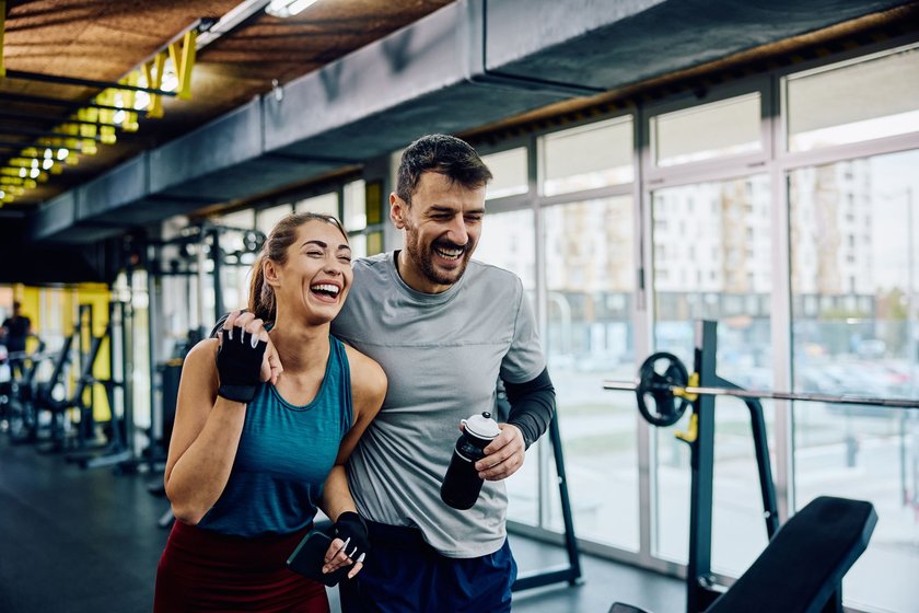 Lachendes Paar im Fitnessstudio