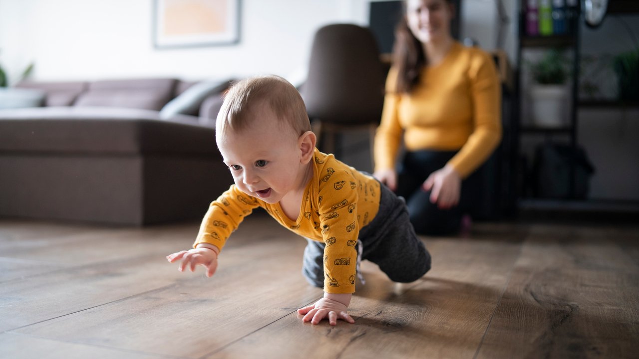 Ab wann krabbeln Babys?