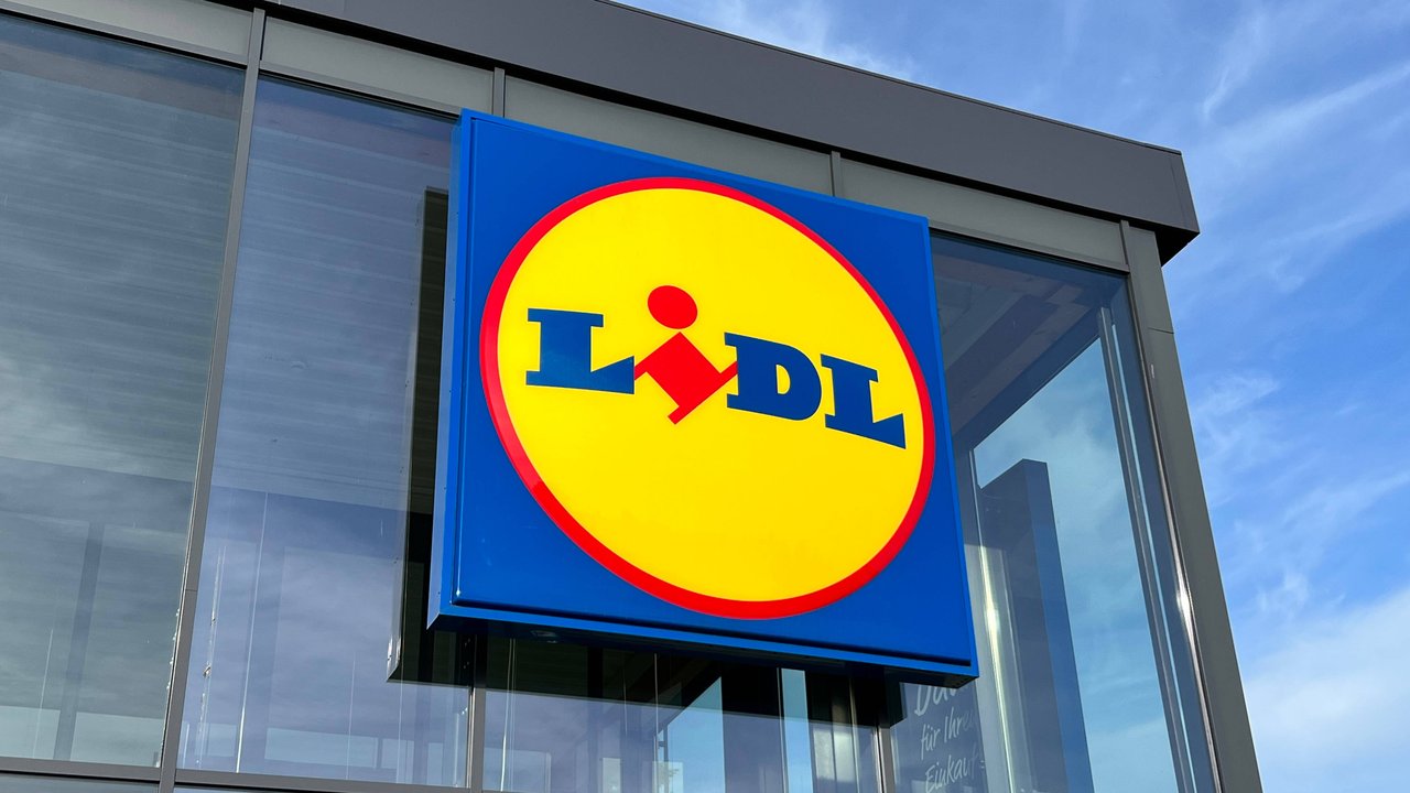 Mit bunten LED-Lichterkette von Lidl holt ihr euch euer Urlaubsgefühl nach Hause.