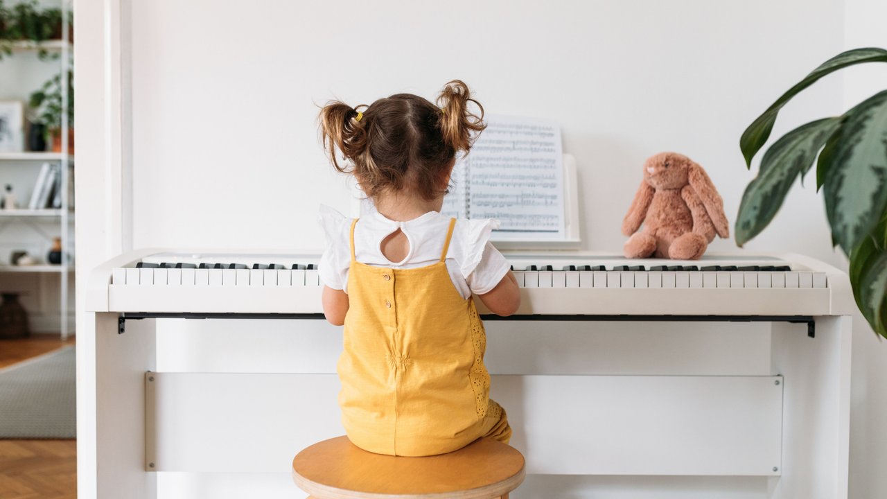 Mädchen spielt Klavier
