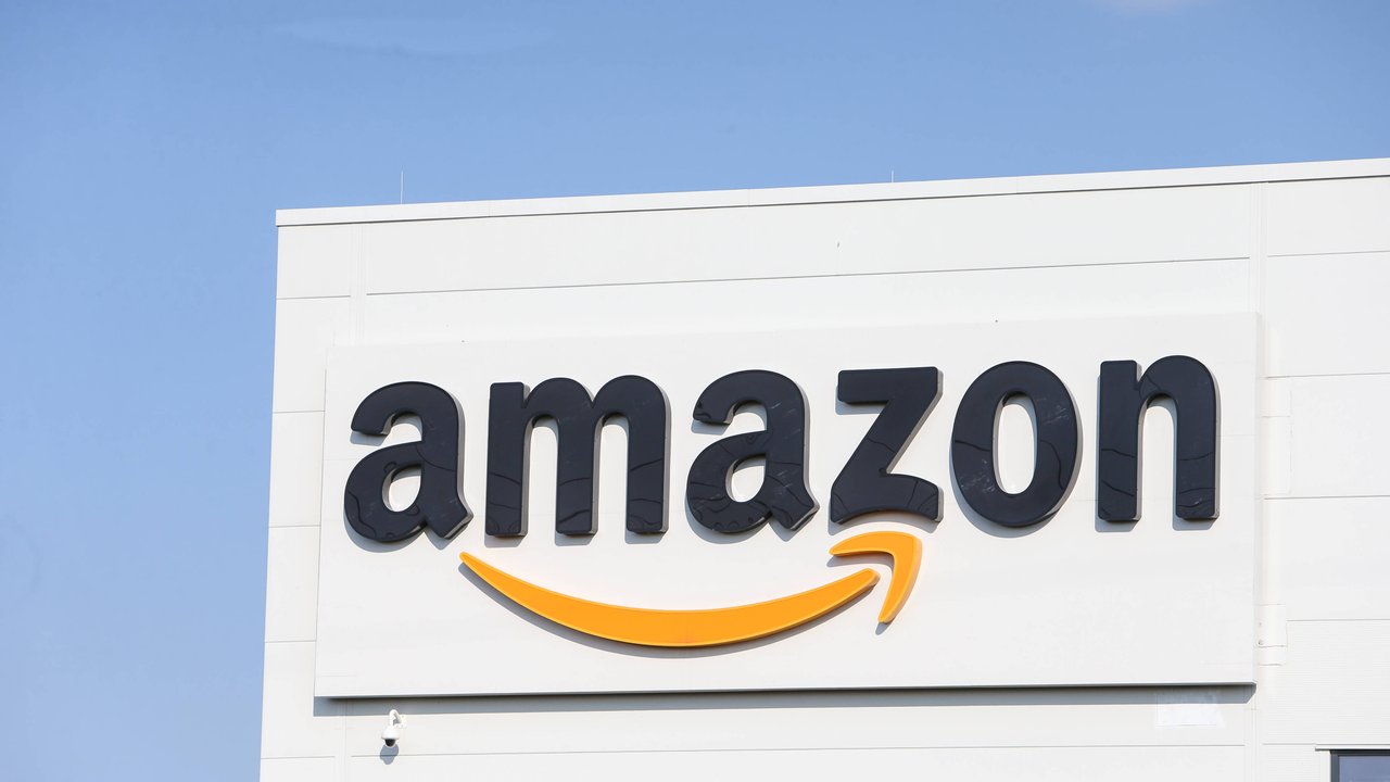 Der florale Läufer von Amazon bringt den Frühling in dein Zuhause und passt perfekt auf den Ostertisch.