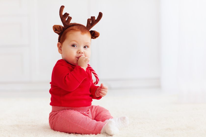 Baby im Weihnachtsoutfit