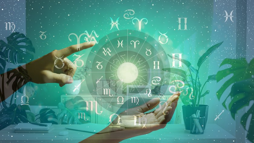 Astrologische Symbole und Pflanzen im Hintergrund