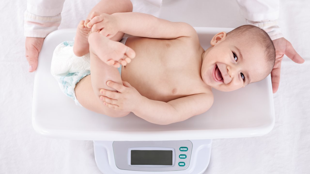 Babywagen-Test - Baby auf Waage