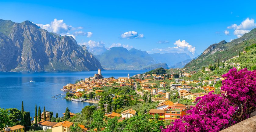 Gardasee mit Bergen im Hintergrund