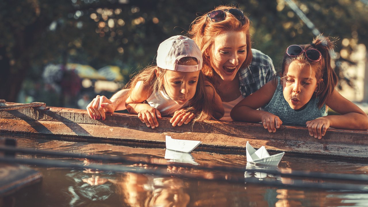 Basteln mit Kindern Sommer: Familie mit gebastelten Booten