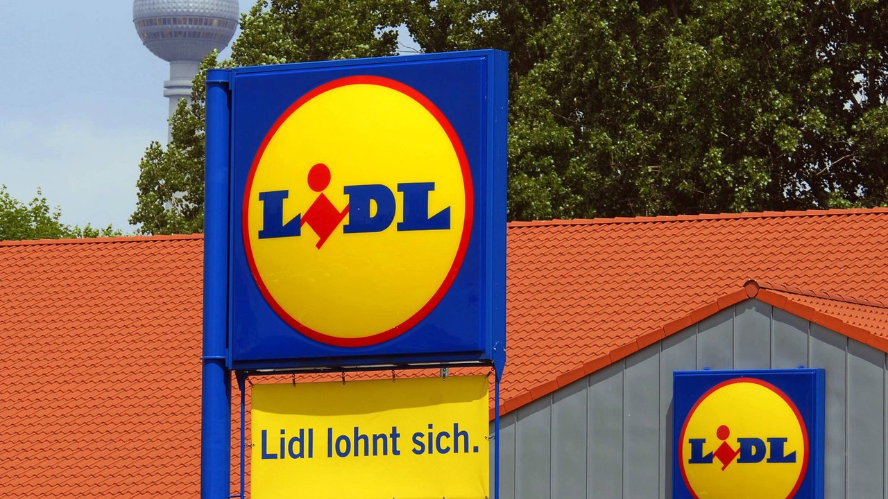 Mit diesem Blumenregal-Set von Lidl bekommt dein Balkon einen neuen Look.