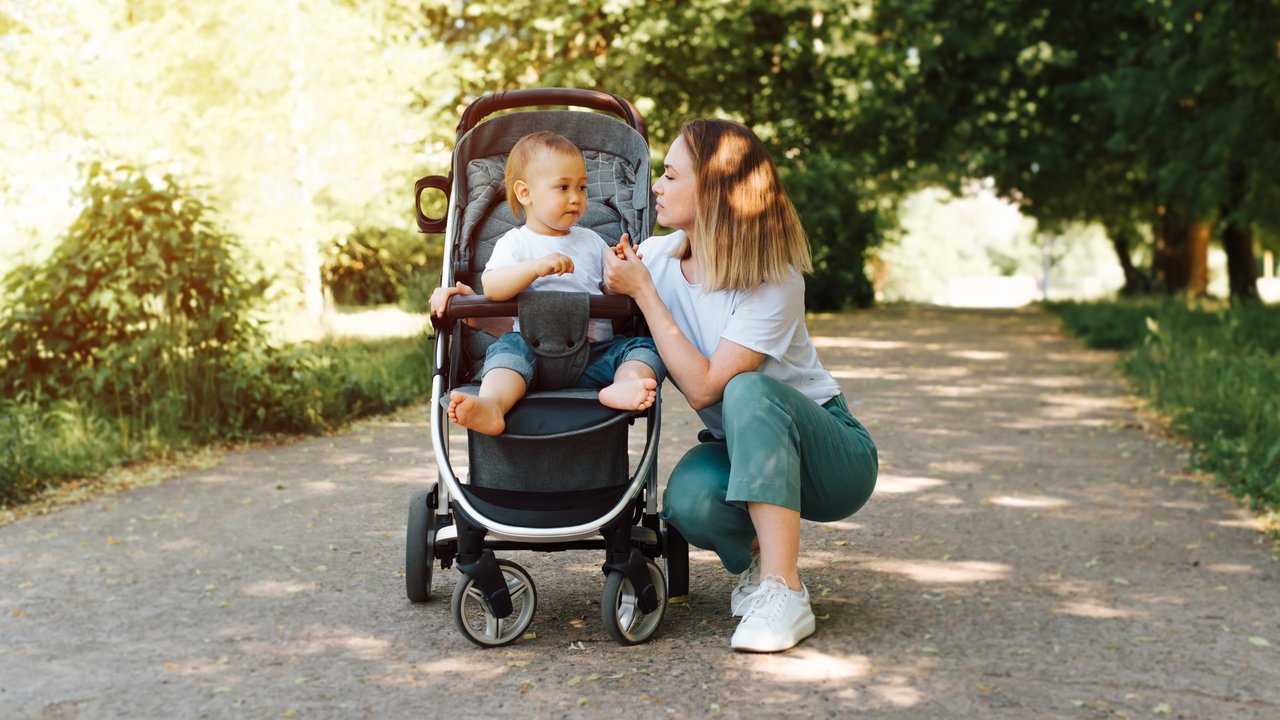 Kinderwagen Test - Mutter und Kind im Kinderwagen