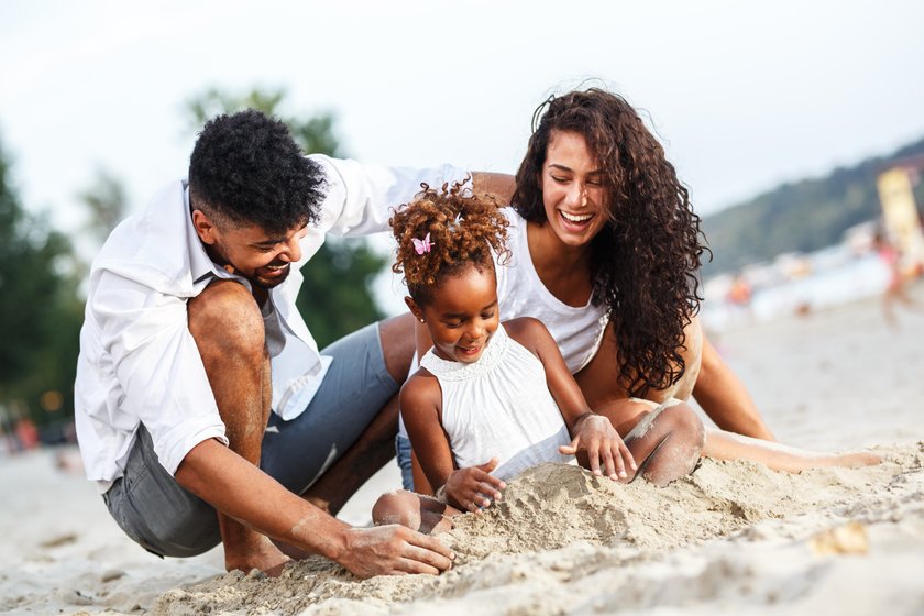 Sommerurlaub mit Kindern: Familie am Strand