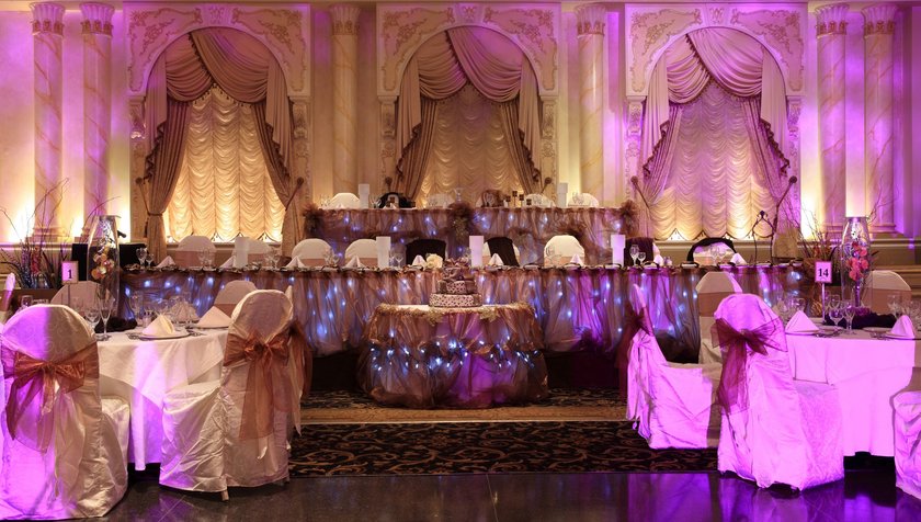 Lila-pompöse Hochzeitsatmosphäre